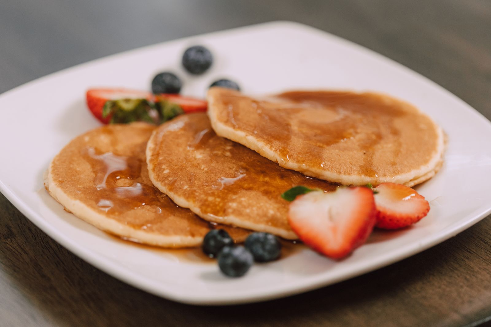 Oat pancakes with strawberries and blueberries — Oat-EH oat pancake recipes